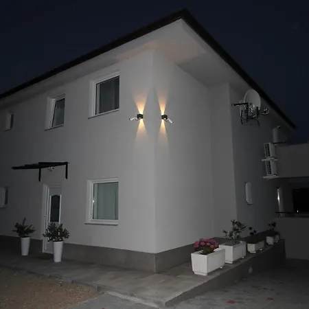 Apartments Klaudija Cizici Exterior photo